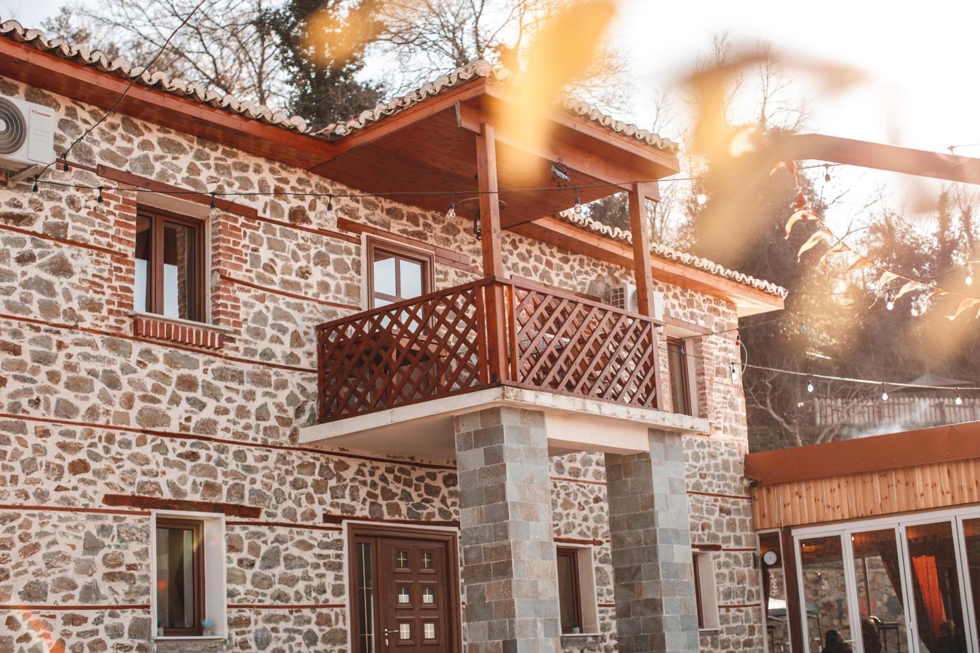 Keshtjella Xhabeqos Hotel Laknas Exterior photo