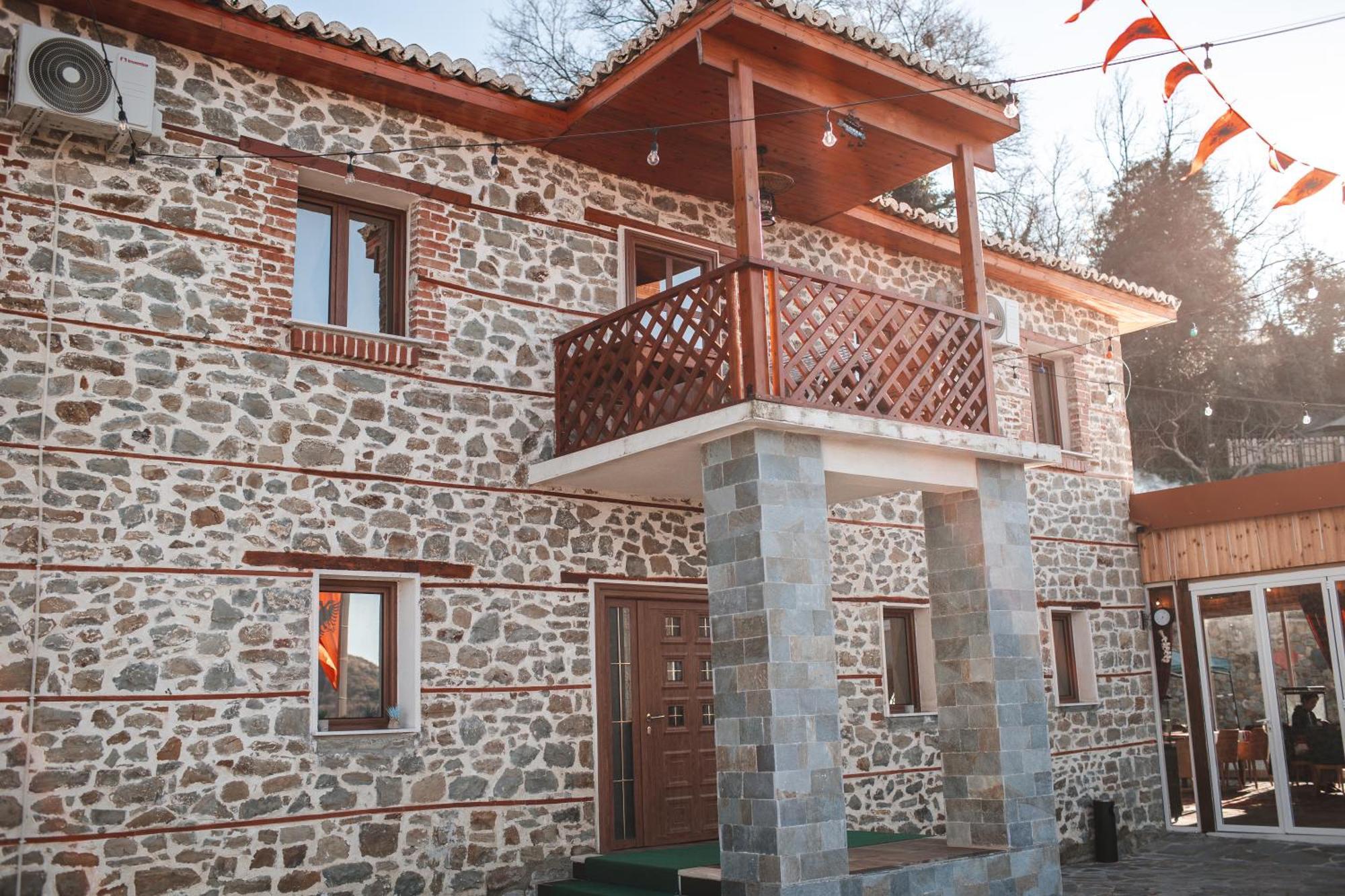 Keshtjella Xhabeqos Hotel Laknas Exterior photo