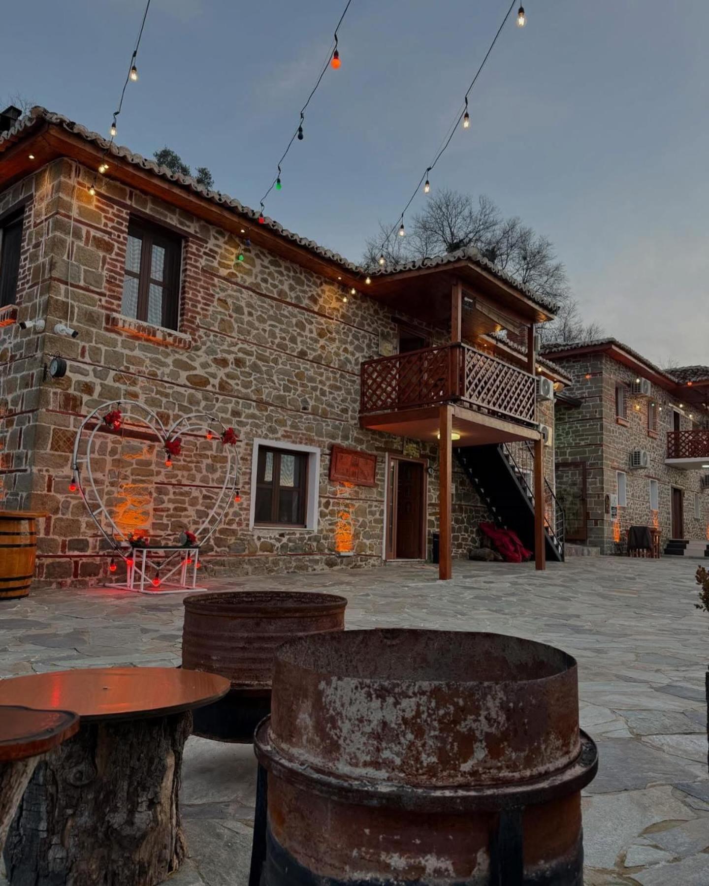 Keshtjella Xhabeqos Hotel Laknas Exterior photo
