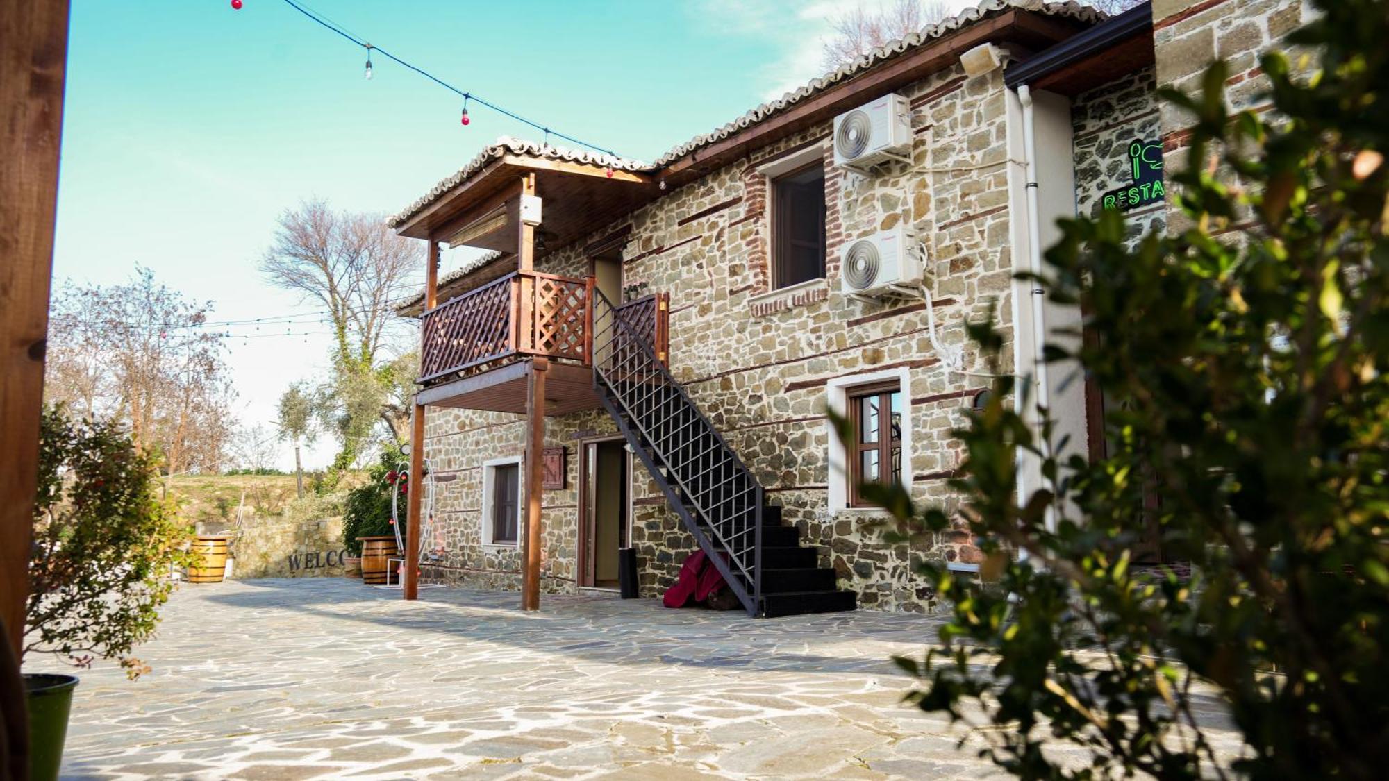 Keshtjella Xhabeqos Hotel Laknas Exterior photo